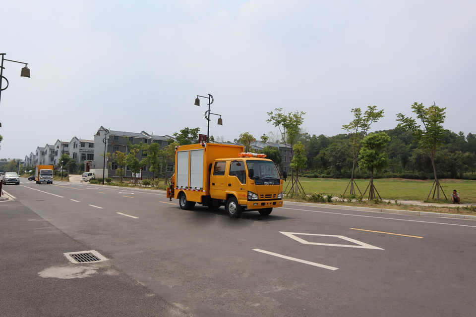 五十鈴雙排帶吊救險車.JPG